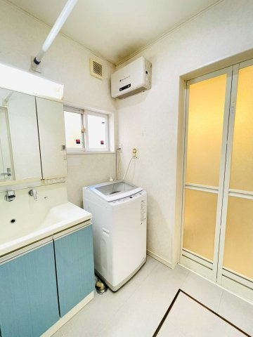 あきる野市草花　太陽光・オール電化付中古戸建の洗面所|洗面室は窓もあって換気も◎！洗面台はブルーでお洒落です♪