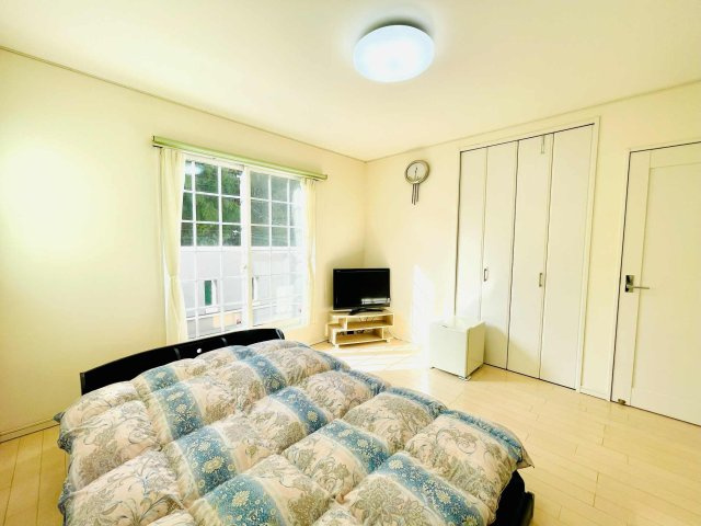 あきる野市草花　太陽光・オール電化付中古戸建の寝室|日当たりも良く、収納スペースもしっかりあります！