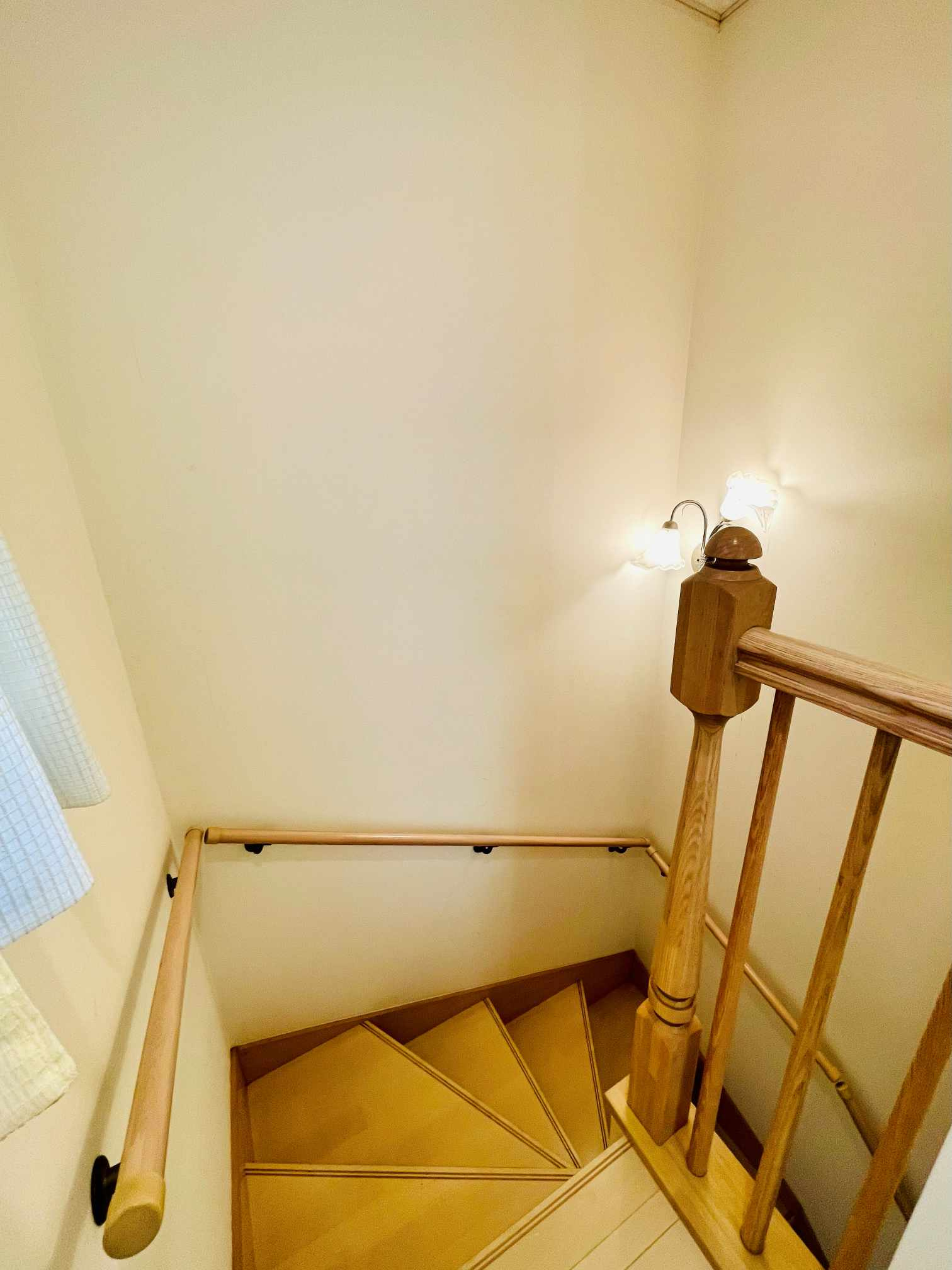 あきる野市草花　太陽光・オール電化付中古戸建の内装|階段