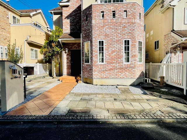 あきる野市草花　太陽光・オール電化付中古戸建の駐車場|駐車スペースは普通車１台と軽自動車２台（車種による）可能です！