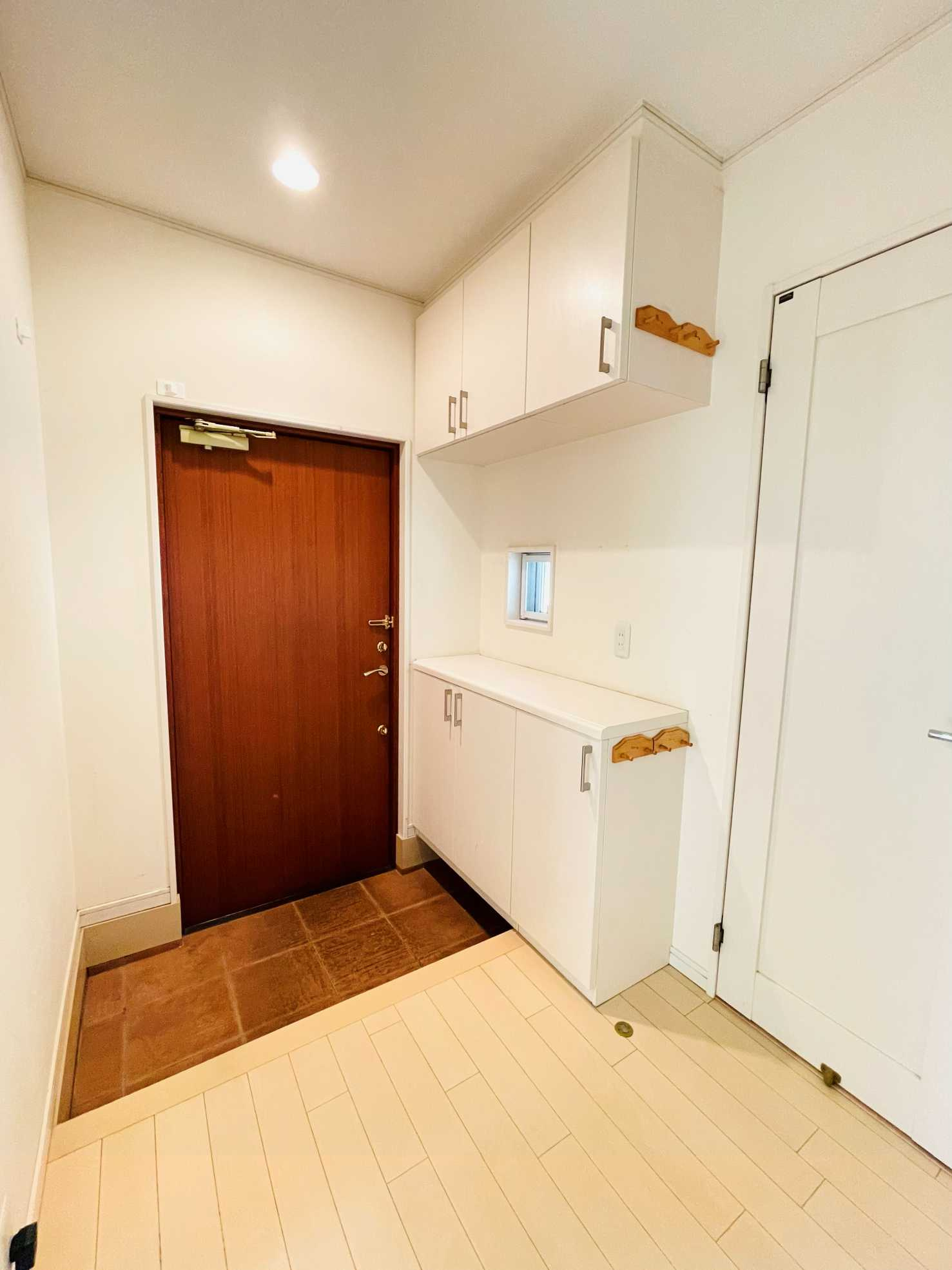 あきる野市草花　太陽光・オール電化付中古戸建の玄関|玄関には大きなシューズボックス付！