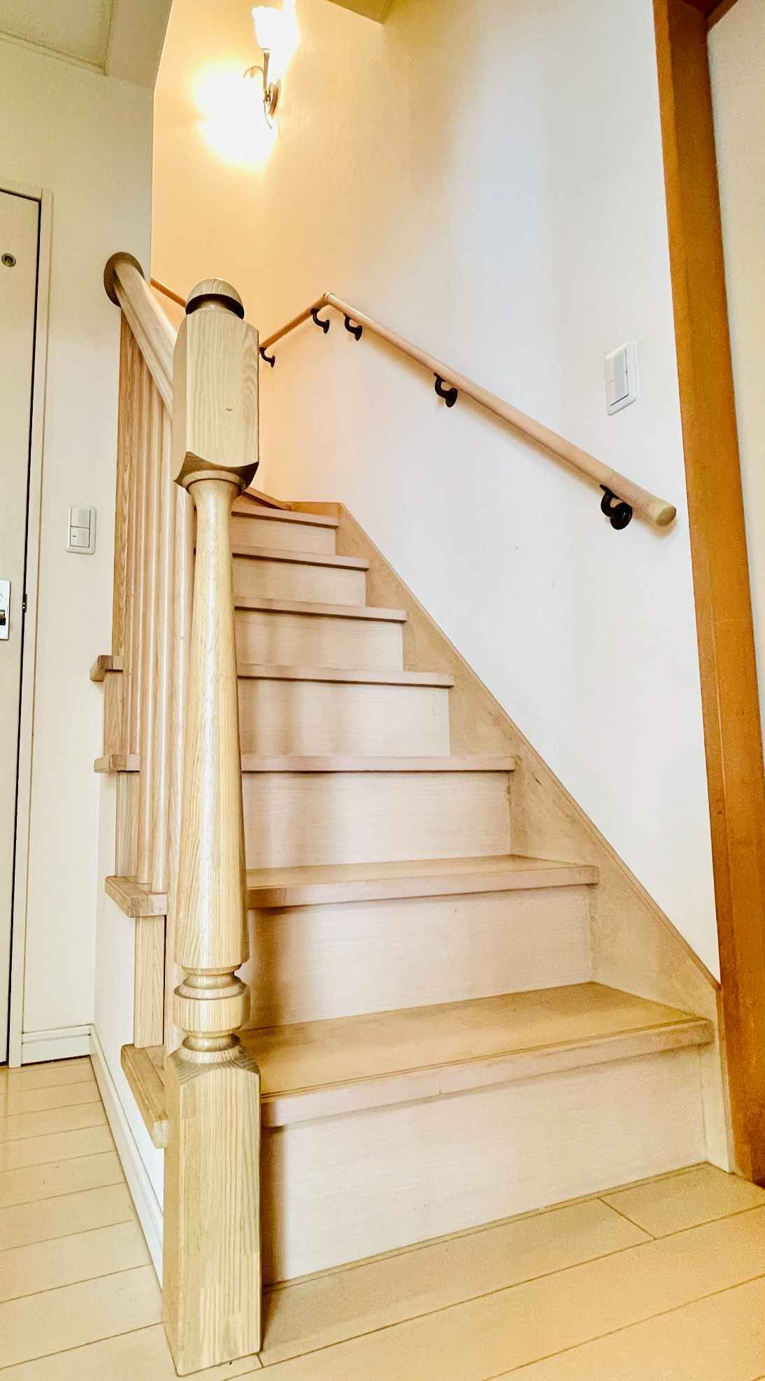 あきる野市草花　太陽光・オール電化付中古戸建の内装|階段のデザインも可愛いですね♪