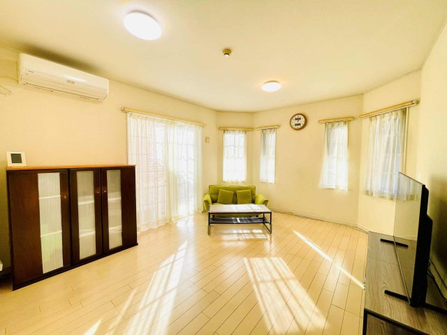 あきる野市草花　太陽光・オール電化付中古戸建の居間・リビング|日差しも入って明るいLDKになります！