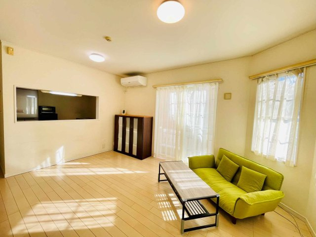 あきる野市草花　太陽光・オール電化付中古戸建の居間・リビング|目の前がリバーサイドC公園(遊具無し)と竹林で正面からの視線が気にならないですよ！