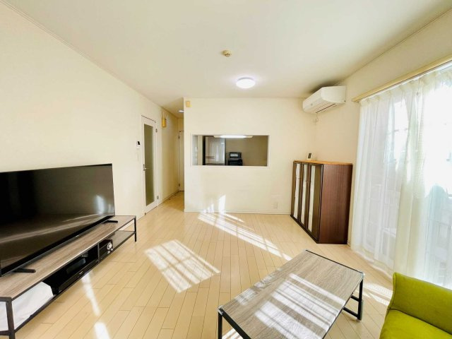 あきる野市草花　太陽光・オール電化付中古戸建の居間・リビング|キッチンは対面式でLDKが見渡せます♪