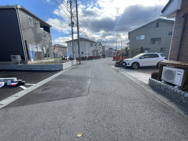 八戸市新井田西１丁目ｰ2号棟の前面道路含む現地写真