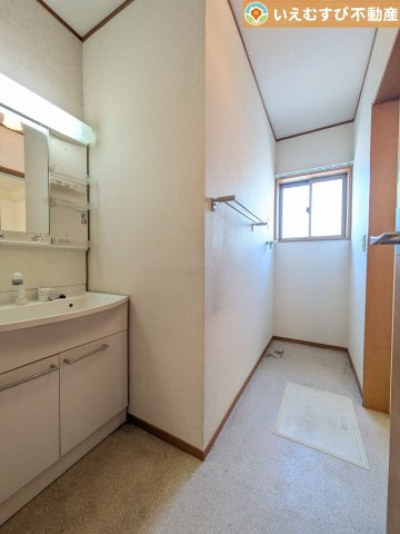 行田市持田　中古戸建の独立洗面台|ゆとりの広さの洗面室
洗濯機を置いても余裕のある広さ！家事をするにも身支度するにも便利な広さですね！