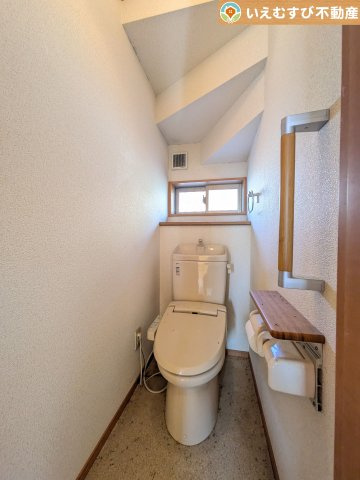 行田市持田　中古戸建のトイレ|シンプルで清潔感のあるトイレ
窓付きで明るく、お掃除しやすいシンプルな空間♪