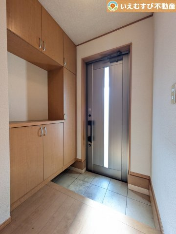 行田市持田　中古戸建の玄関|玄関がいつも片づく大容量シューズボックス
充実の収納設備で玄関がすっきり綺麗に過ごせると快適ですよね♪