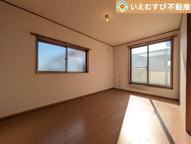 行田市持田　中古戸建の洋室|シンプルで明るいお部屋
2面採光で日当り良好！シンプルなお部屋なので自分で家具を選ぶのが楽しみですね！