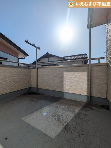 行田市持田　中古戸建のバルコニー|南バルコニーで毎日のお洗濯もラクラク快適
しっかり太陽の光が降り注ぐ南向きなのでお洗濯物が乾きやすい♪