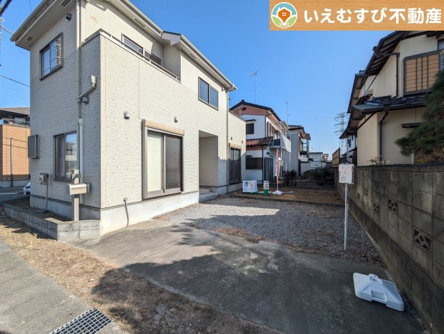 行田市持田　中古戸建の駐車場|2台駐車可能なスペース完備
しっかり舗装してある駐車スペースで天気が悪く足元が悪い日でも乗り降りしやすい♪