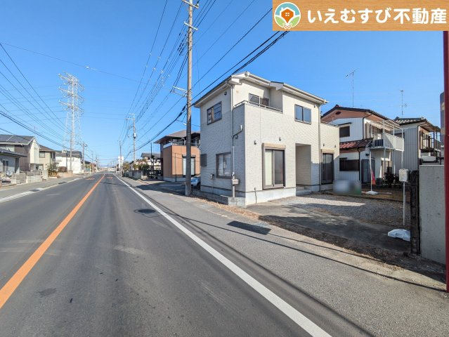 行田市持田　中古戸建の前面道路含む現地写真|広々2車線の前面道路
間口が広くお車の出し入れも問題なく行えるスペースが確保されていて安心♪