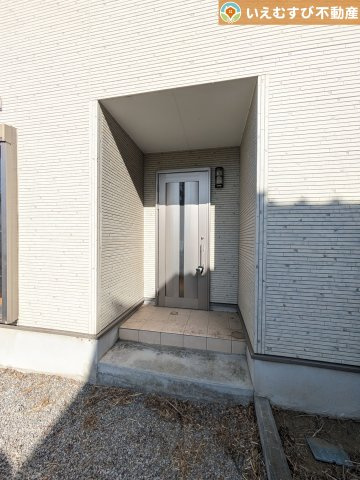 行田市持田　中古戸建のエントランス|落ち着いた色づかいのエントランス
駐車場からアクセスの良いエントランス。雨の日や荷物が多くても安心の動線♪