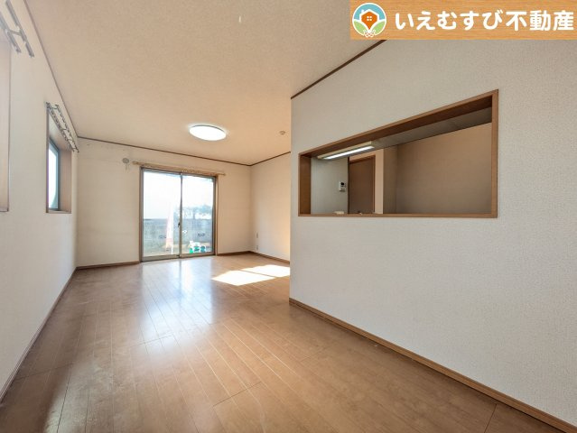 行田市持田　中古戸建の居間・リビング|ナチュラルな色合いで落ち着いた印象のリビングダイニング
ぬくもりのあるナチュラルな空間。グリーンを飾っても相性が良さそうですね♪