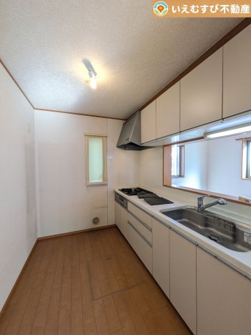 行田市持田　中古戸建のキッチン|対面キッチンでリビングを見渡せる
お子様の遊んでいる様子や宿題をしている様子など見守りながらお料理が作れますね♪