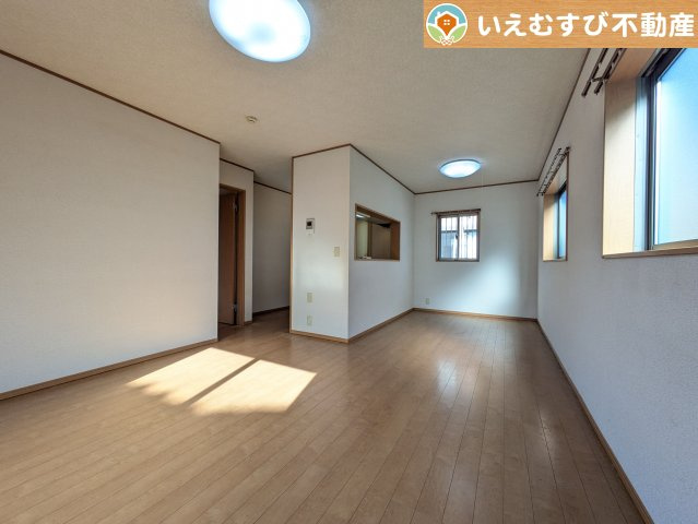 行田市持田　中古戸建の居間・リビング|ご家族みんながゆったりくつろげるリビング
ゆとりの空間でくつろいだり遊んだり、家族の時間が楽しみですね♪
