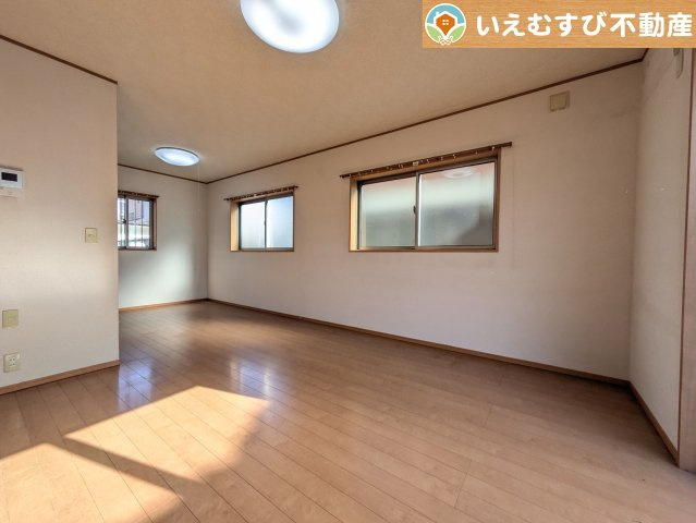 行田市持田　中古戸建の居間・リビング|自然光で満たされる明るく開放感溢れるリビング
たっぷりの採光で明るい空間。家族みんなでくつろげます♪