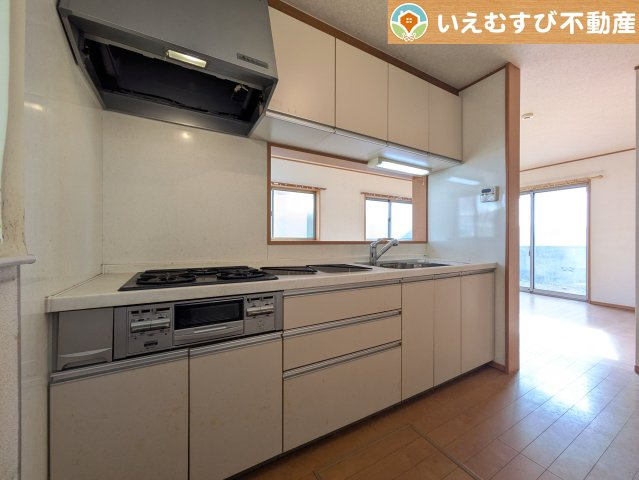 行田市持田　中古戸建のキッチン|機能性収納性に溢れるキッチン。
収納もたっぷり付いていてすっきり片付く！毎日楽しくお料理が出来そうです！