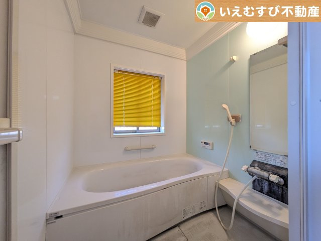 行田市持田　中古戸建の浴室|明るい色合いで落ち着きのある雰囲気
白基調なので清潔感があって明るく感じられます♪お子様と入るにもゆとりの広さ！