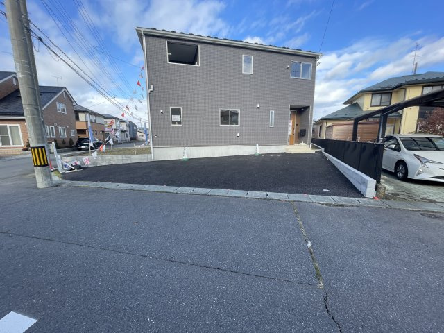 八戸市新井田西１丁目ｰ3号棟の前面道路含む現地写真