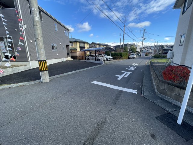 八戸市新井田西１丁目ｰ3号棟の前面道路含む現地写真