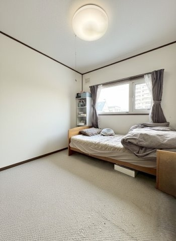 山の手1条9丁目戸建の洋室|2階東側の6帖洋室
※バーチャル加工により一部家具等を削除しております。
