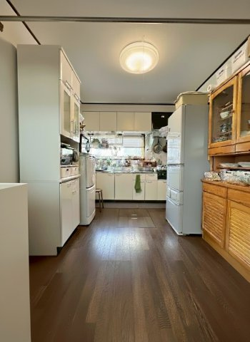 山の手1条9丁目戸建のキッチン|キッチンスペースは約6帖の広さがあるため、カップボードを追加して収納力を上げたり、キッチンダイニングとしてお使いいただける広さがございます。