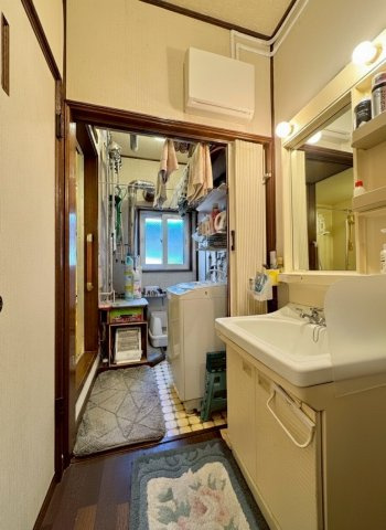 山の手1条9丁目戸建の独立洗面台|洗面台とその奥に脱衣スペース、ボイラー置場がございます。
