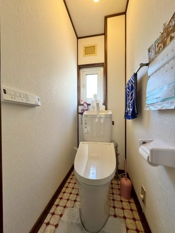 山の手1条9丁目戸建のトイレ|こちらは、2024年に交換したばかりのトイレです。ボタン操作で楽々♪