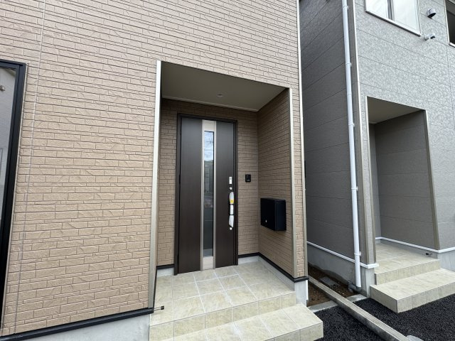 三郷市戸ケ崎３丁目新築戸建【戸ヶ崎小学校：5分】のエントランス|エントランス・玄関ポーチ