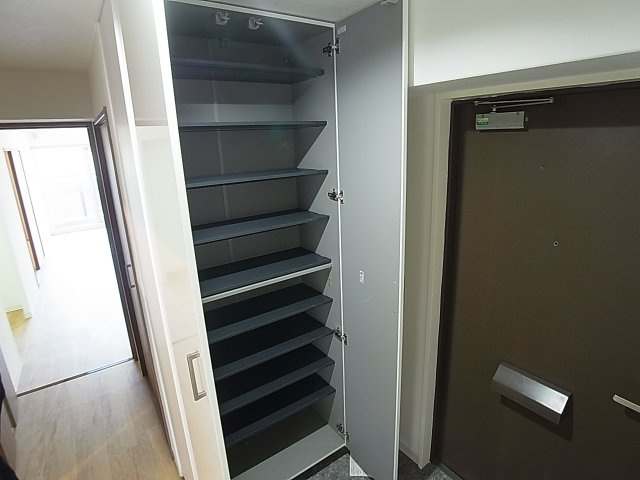 ポートピアプラザＦ棟の玄関|玄関には靴箱も完備してます