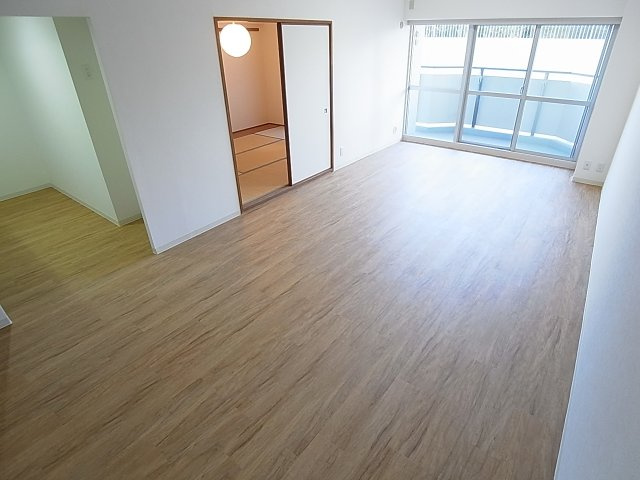 ポートピアプラザＦ棟の居間・リビング|日が差し込む明るい広々リビング