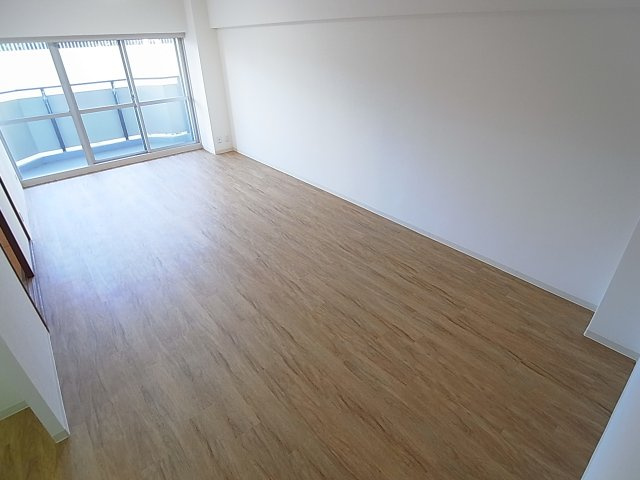 ポートピアプラザＦ棟の居間・リビング|綺麗な落ち着いた色合いのフローリング