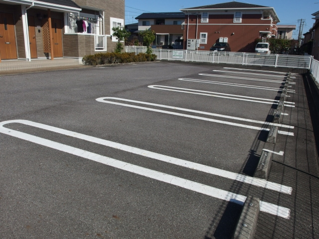 エミールの駐車場