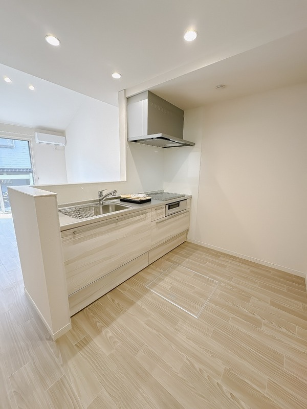 KAMULA 南のキッチン|コンパクトなキッチンで掃除もラクラク