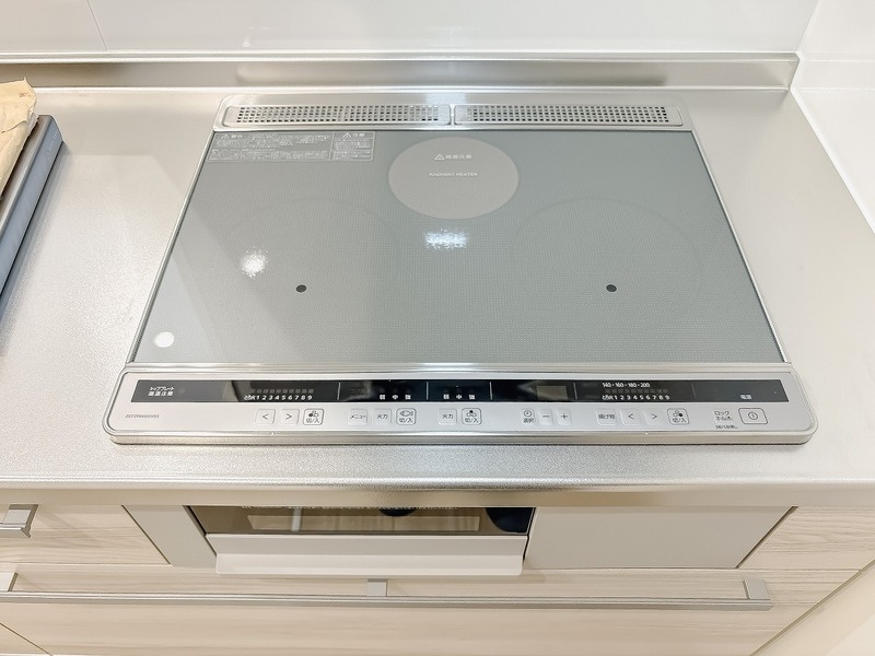 KAMULA 南のキッチン|コンパクトなキッチンで掃除もラクラク