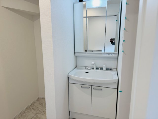 八王子市　散田町　新築一戸建て　１期の独立洗面台|～３面鏡付きの独立洗面台　細々している物をスッキリ収納出来ます～