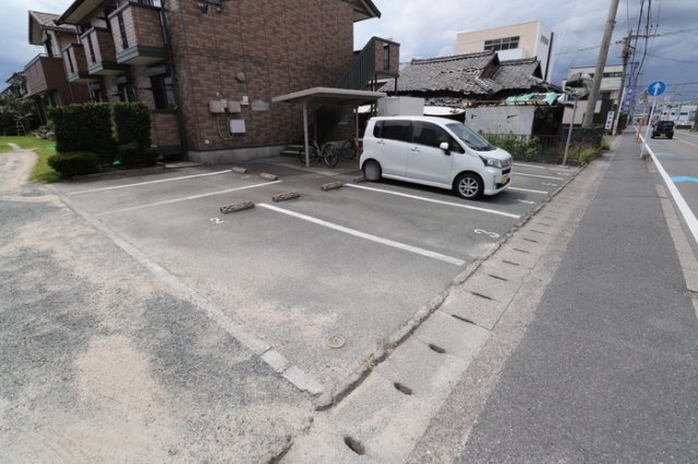 プレシャスコートの駐車場|駐車場に車を止められます