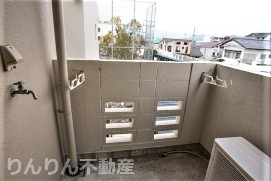 【バルコニー】 | メゾンオレンジ3A.B | 外からの目が気にならないバルコニーで洗濯物が干せます