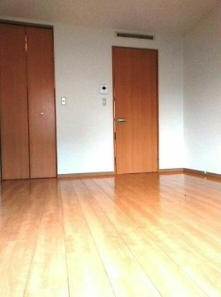 【居間・リビング】 | ロイヤルガーデン | 8.3帖のきれいな洋室。