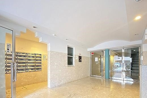 アートパレスのエントランス|ゆとりのあるエントランスです