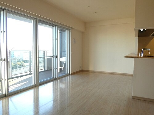 ライオンズ横浜新子安ハーバーコートの居間・リビング|リビングダイニング　別角度