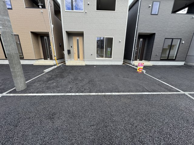 三郷市戸ケ崎３丁目新築戸建【戸ヶ崎小学校：5分】の駐車場|4号棟駐車スペース・並列2台駐車可