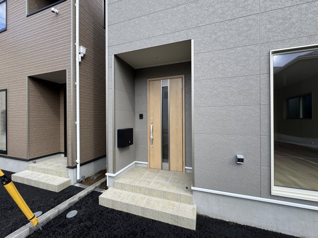 三郷市戸ケ崎３丁目新築戸建【戸ヶ崎小学校：5分】のエントランス|エントランス・玄関ポーチ