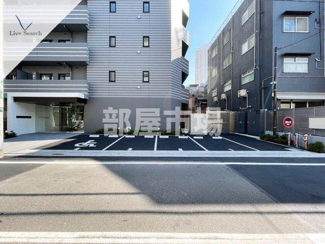 コンフォリア日暮里の駐車場
