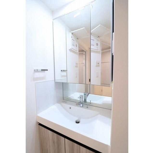 コンフォリア日暮里の洗面所