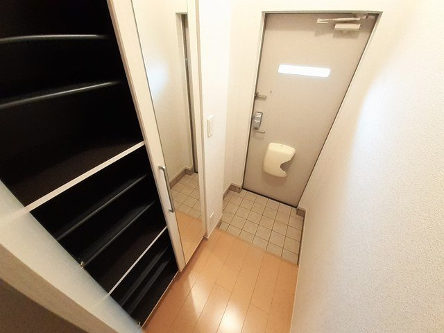 ウィスタリアⅡの玄関