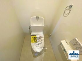 ◆ライオンズマンション覚王山◆駅まで徒歩約4分！南向2LDKのトイレ|白を基調としたデザインで、清潔感と明るさのある室内です