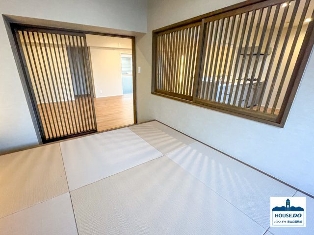 【オーナーチェンジ】丸美シャトー大須　中区大須２丁目の和室|北東側5.8帖の和室はフローリングとの段差がある小上がり仕様。
和室の魅力を引き出しています